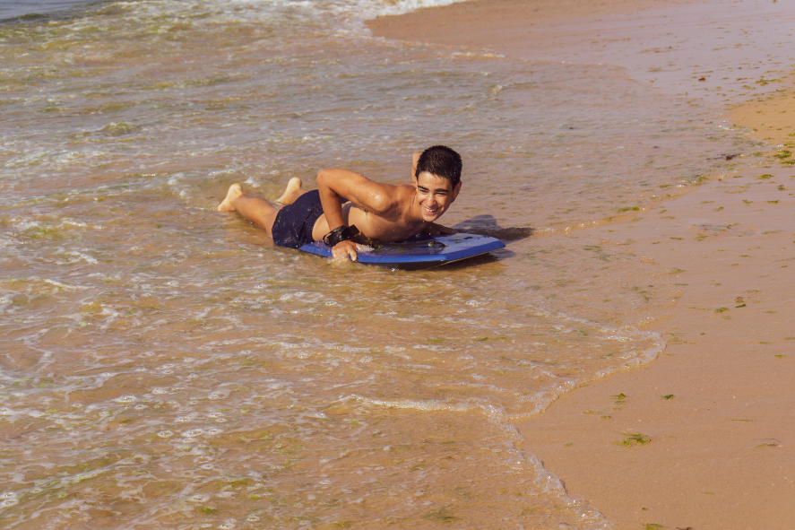 การเล่นเซิร์ฟที่หาดสุรินทร์
